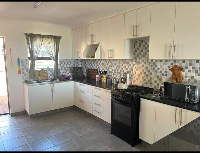 3 BEDROOM TOWNHOUSE FOR SALE IN MOSSEL BAY CENTRAL